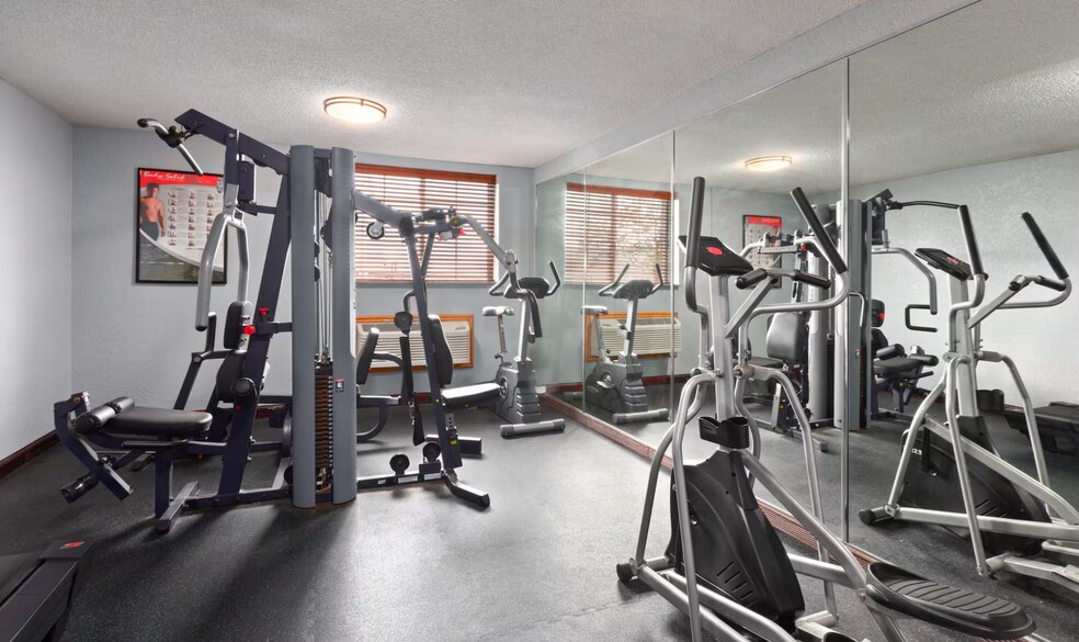 More Photos Of 2210 West St S, Grinnell Hotel For Sale