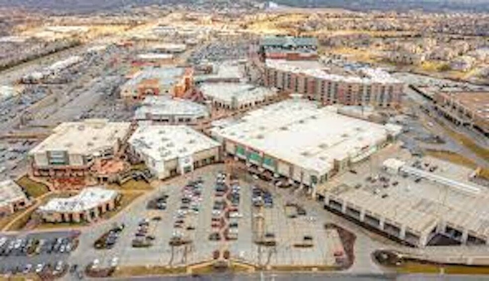 More Photos Of 6903 W 135th St, Overland Park General Retail For Lease