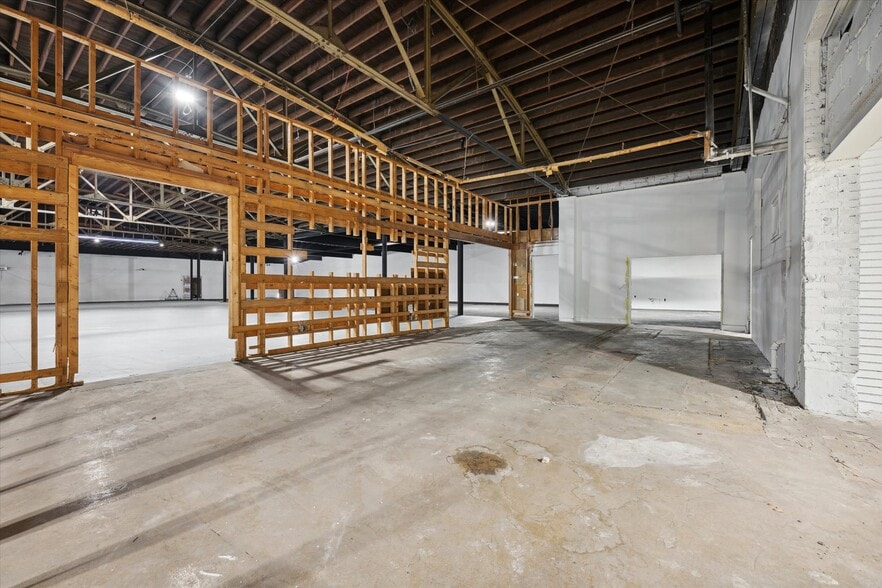 More Photos Of 969 Dixie Hwy, Rossford Freestanding For Lease