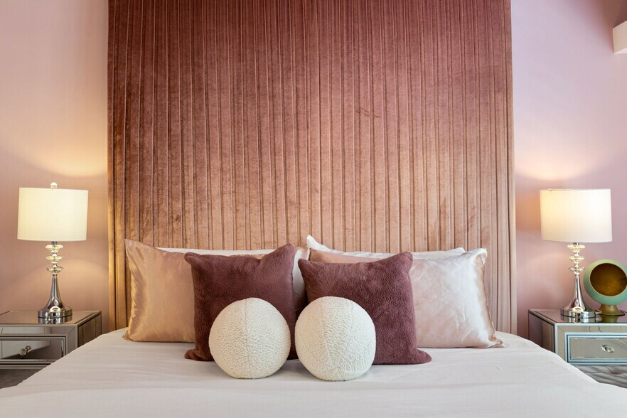 More Photos Of 120 W Vereda Sur, Palm Springs Hotel For Sale
