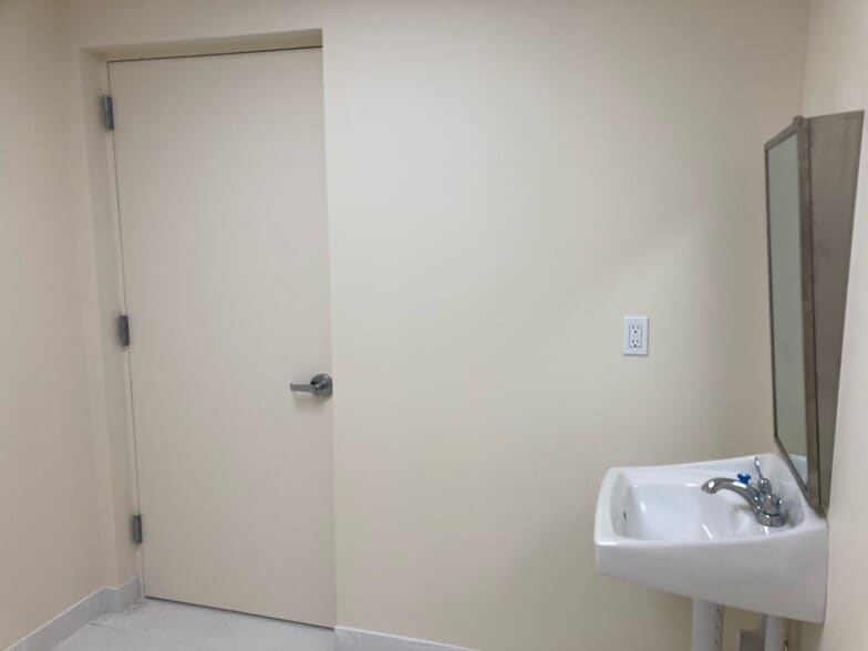 More Photos Of 78 Horseblock Rd, Yaphank Warehouse For Lease