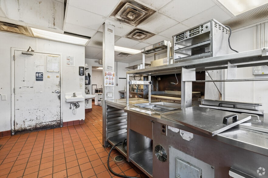 More Photos Of 554 E 8th St, Holland Fast Food For Sale