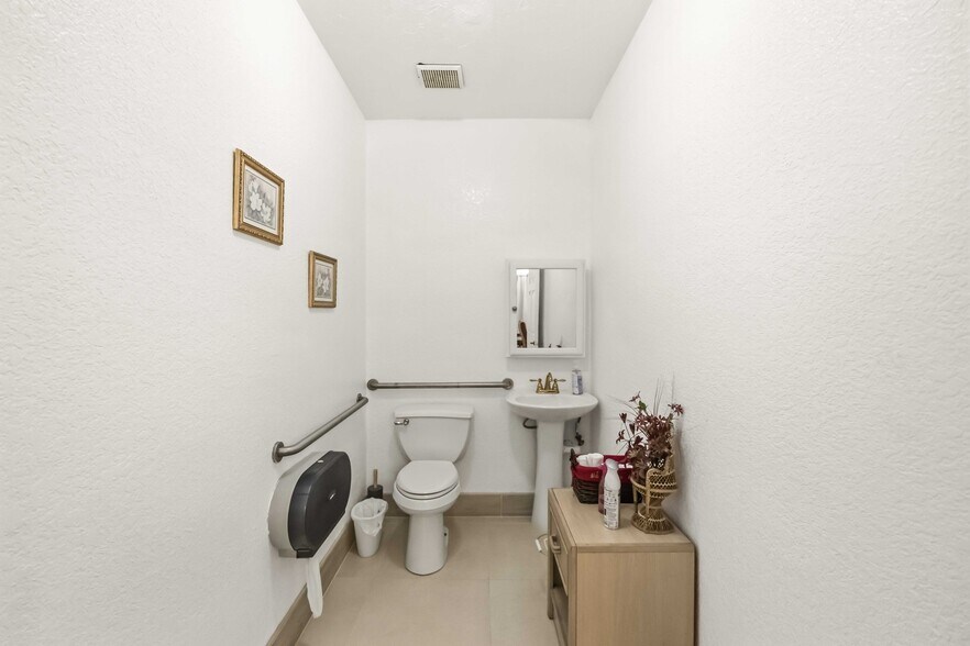 More Photos Of 2081 Tamiami Trl, Port Charlotte Freestanding For Sale