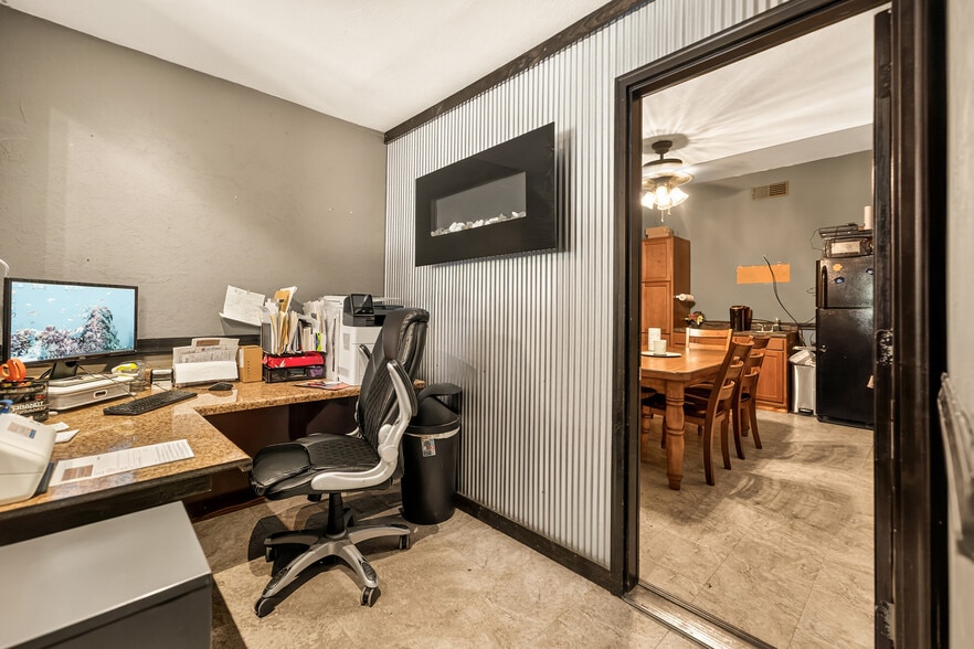 More Photos Of 1401 E Main St, Linn Flex For Sale