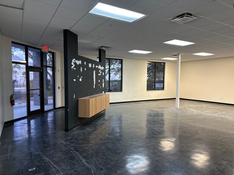 More Photos Of 733-737 Commerce Dr, Venice Unknown For Lease