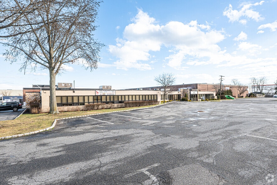 More Photos Of 565 Broadhollow Rd, Farmingdale Warehouse For Lease