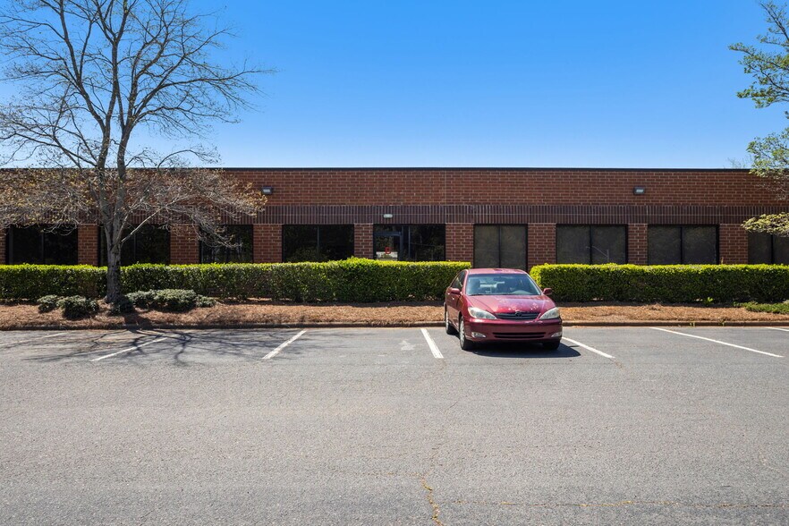 More Photos Of 1803 Associates Ln, Charlotte Showroom For Lease