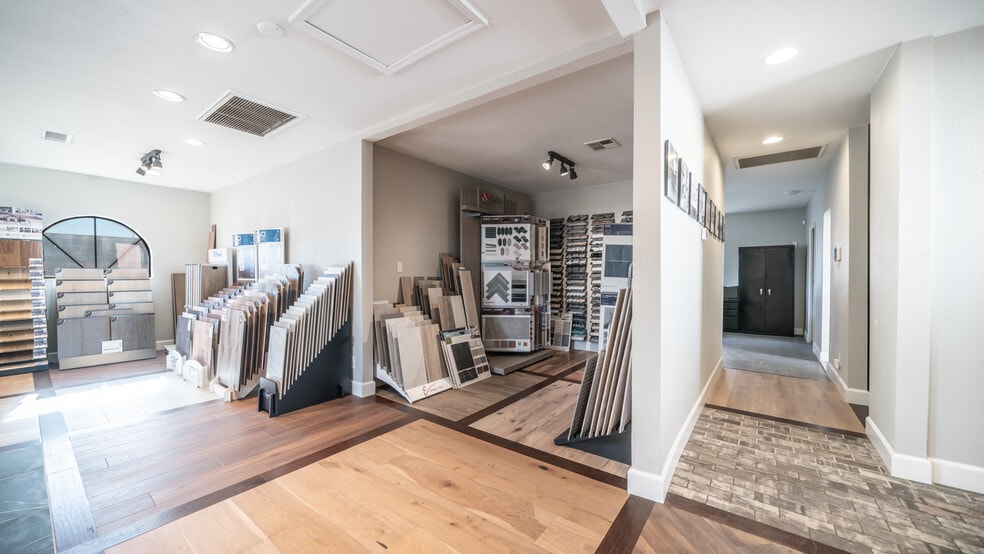 More Photos Of 680 N Golden Key St, Gilbert Warehouse For Lease