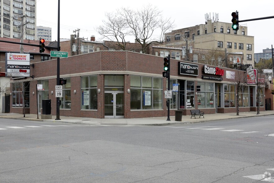 More Photos Of 3949-3959 N Broadway St, Chicago Storefront For Lease