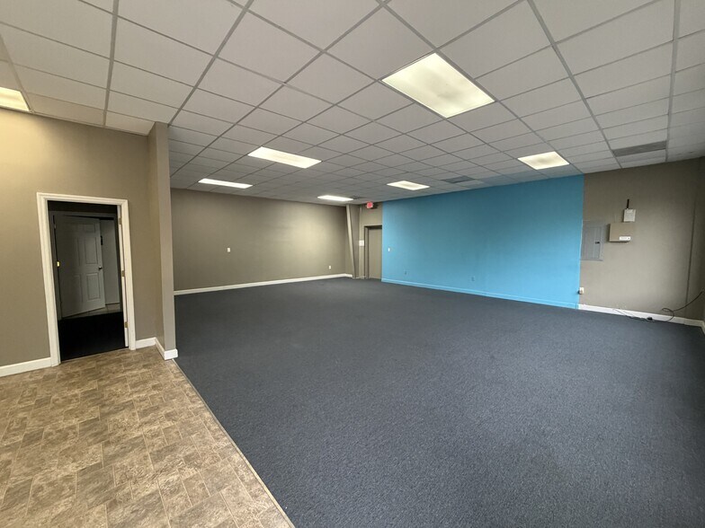 More Photos Of 3208 Mill St, Summerville Showroom For Lease