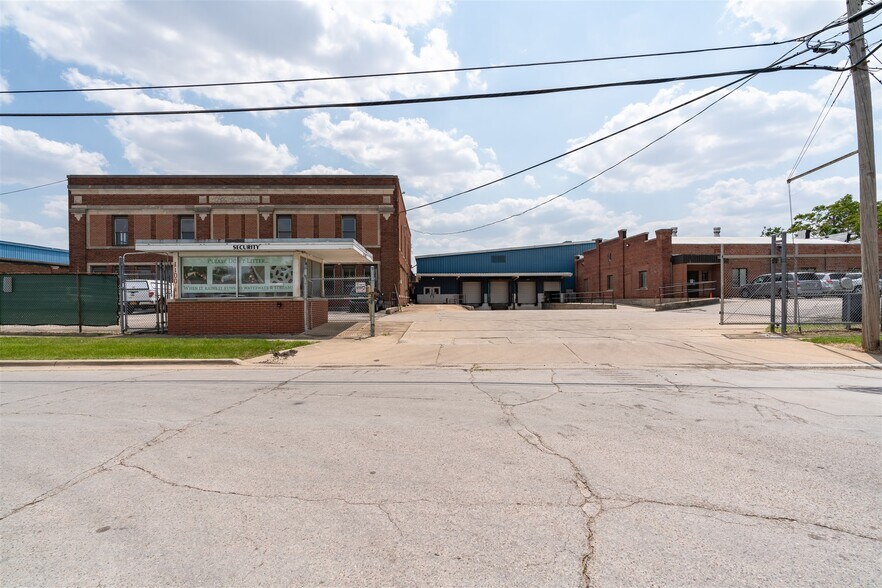 More Photos Of 1100 E Bell St, Bloomington Manufacturing For Lease