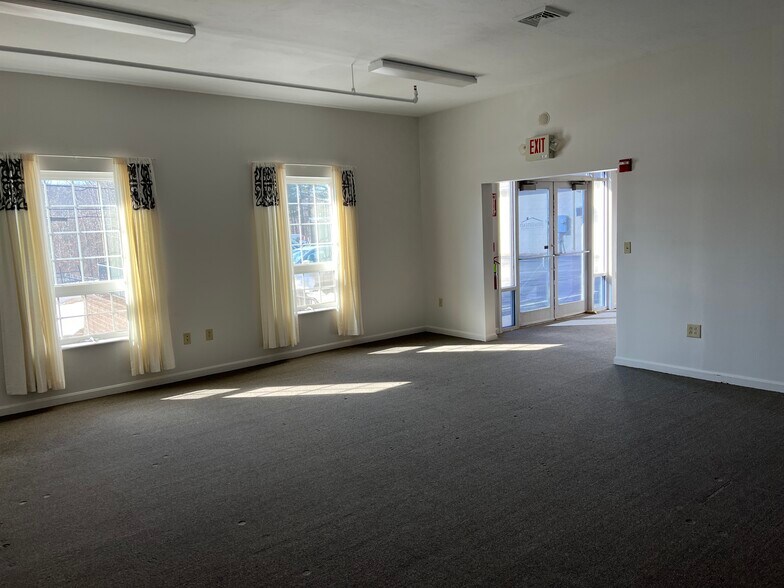 More Photos Of 45 Londonderry Tpke, Hooksett Office For Lease