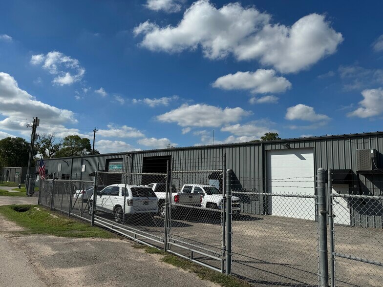 More Photos Of 301 Bennington St, Houston Warehouse For Lease