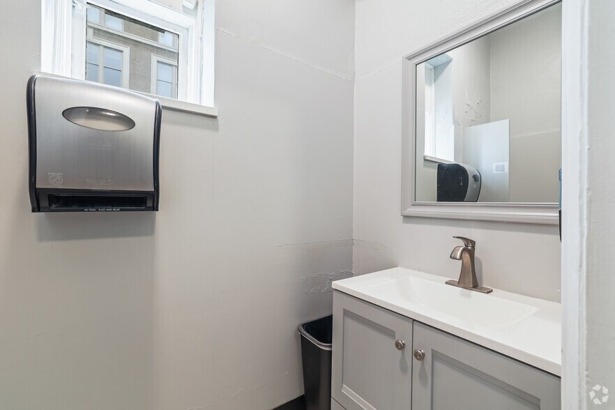 More Photos Of 424 E Grace St, Richmond Bank For Lease