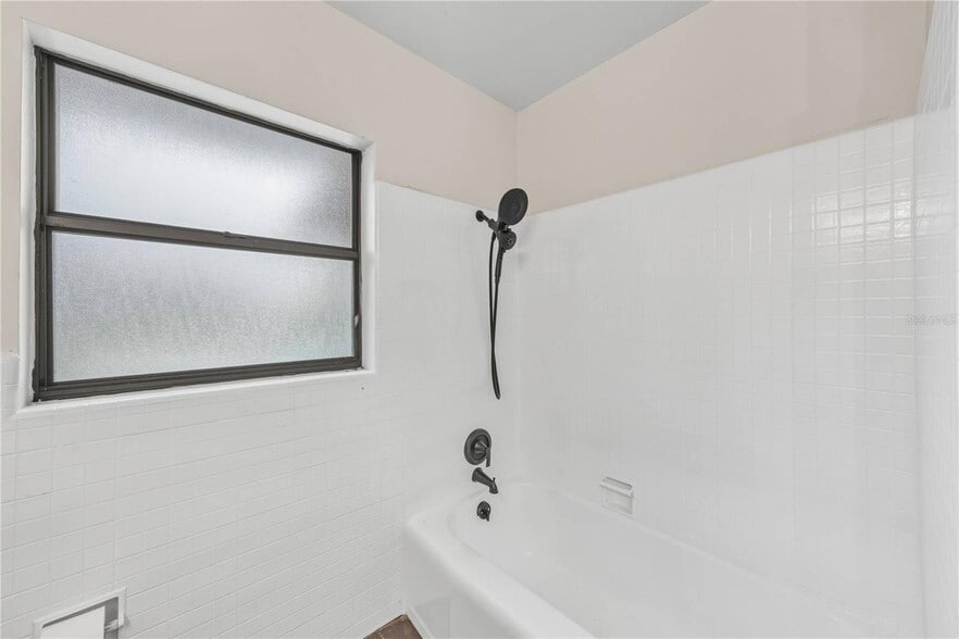 More Photos Of 274 W Kings Hwy, Center Hill Flex For Sale