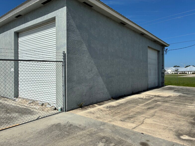 More Photos Of 3037 SW 3rd Ter, Okeechobee Showroom For Lease