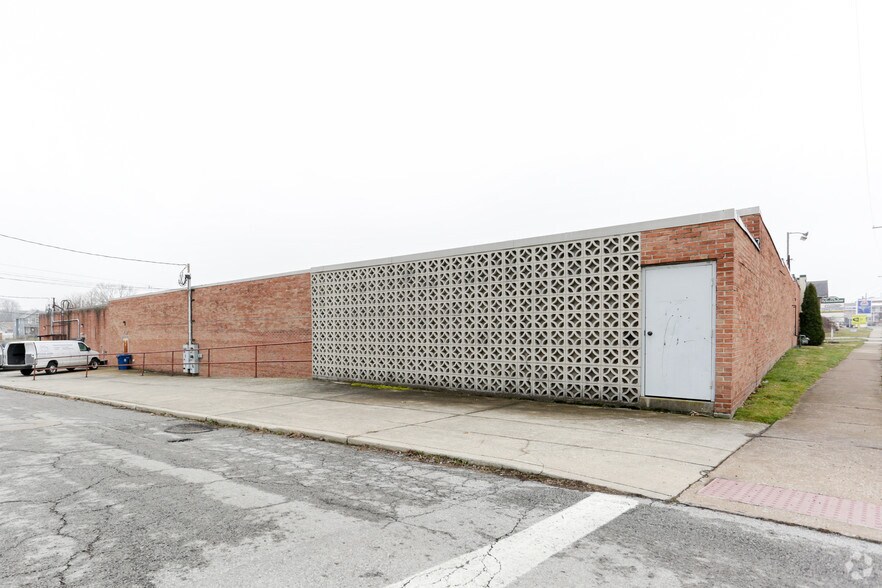 More Photos Of 250 Castalia St, Bellevue General Retail For Lease