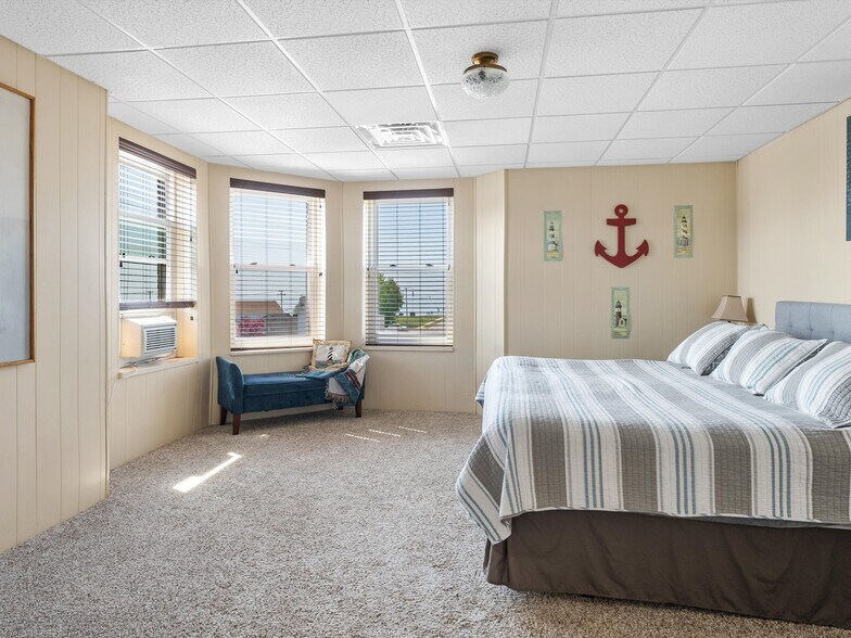 More Photos Of 201 Steele St, Algoma Hotel For Sale