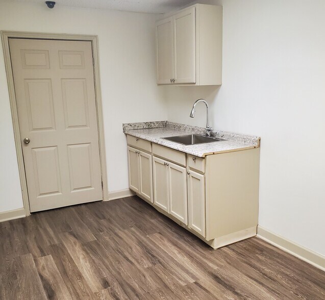 More Photos Of 138 N B B King Blvd, Memphis Office For Sale