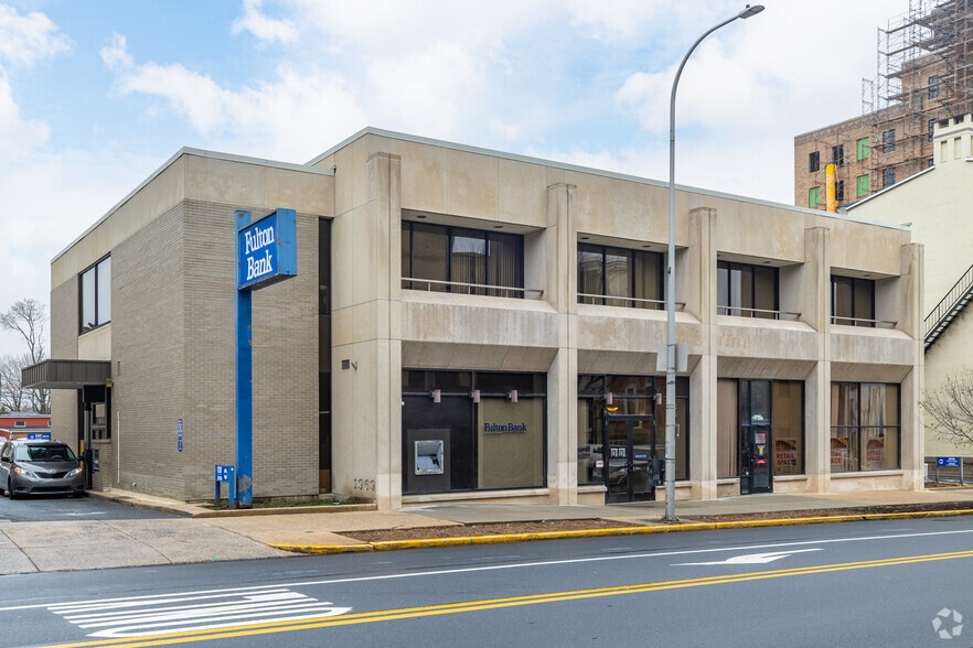 Primary Photo Of 206 N 5th St, Reading Bank For Lease