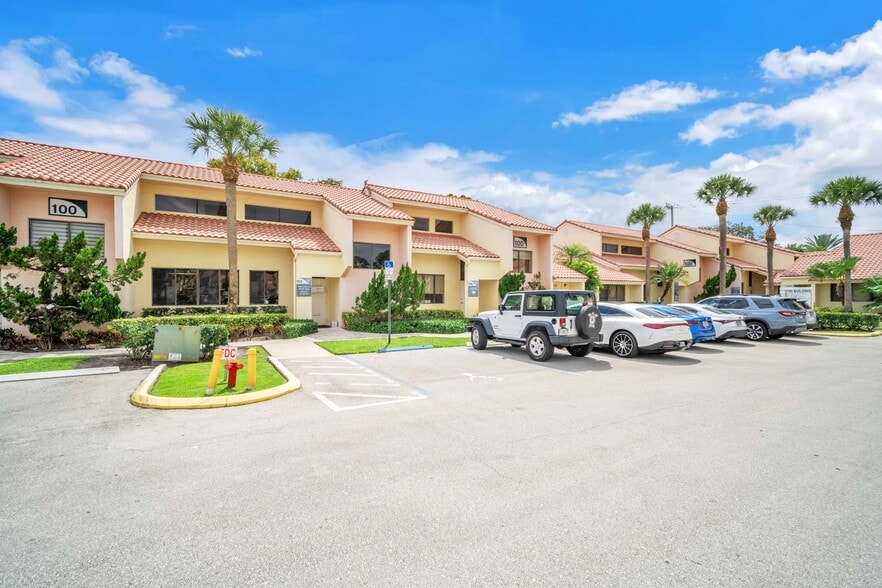 More Photos Of 2499 Glades Rd, Boca Raton Office For Lease