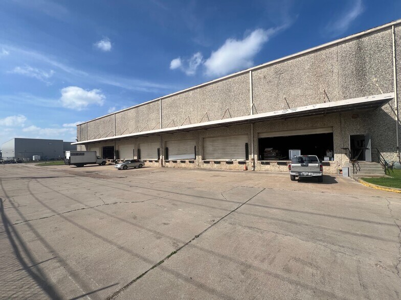 More Photos Of 2800 Fondren Rd, Houston Warehouse For Lease