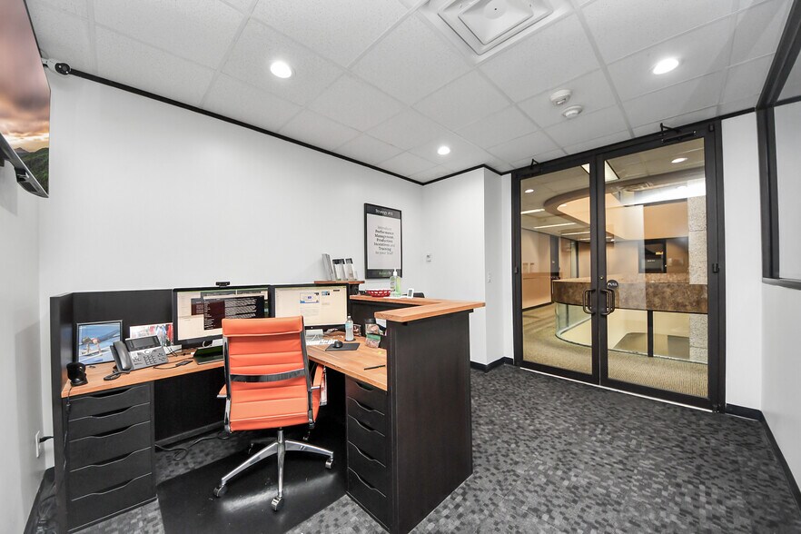 More Photos Of 6100 Corporate Dr, Houston Medical For Sale