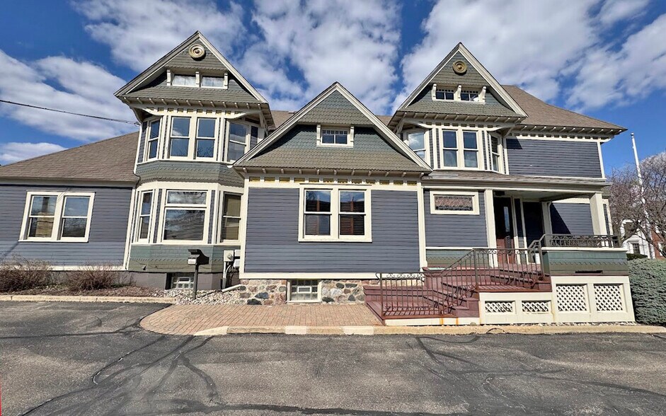 More Photos Of 218 S Main St, Plymouth General Retail For Lease