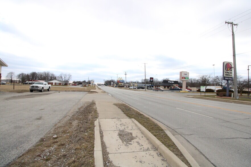 More Photos Of 1308 S Heaton St, Knox Auto Repair For Sale