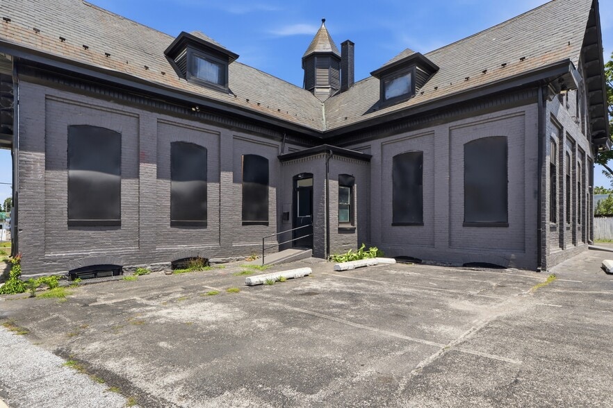 More Photos Of 805 E Prospect St, York General Retail For Sale