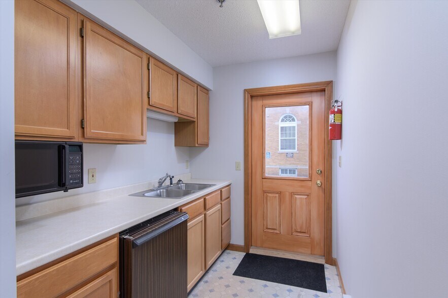 More Photos Of 156 Main St, Ludlow Office For Sale