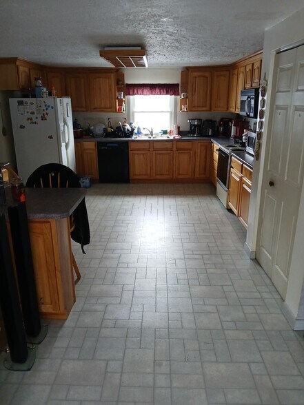 More Photos Of 2400 Volunteer Pky, Bristol Loft Creative Space For Lease