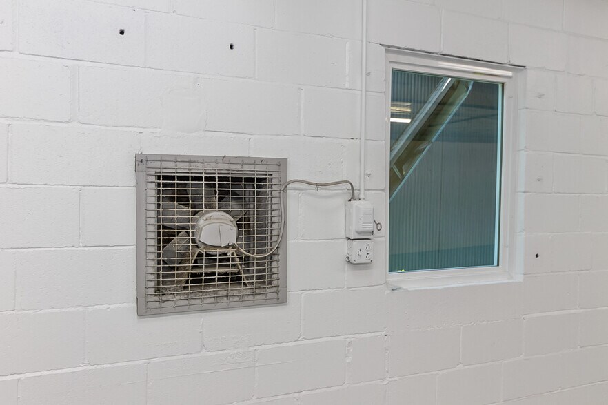 More Photos Of 925 Virginia St, Shelbyville Warehouse For Lease