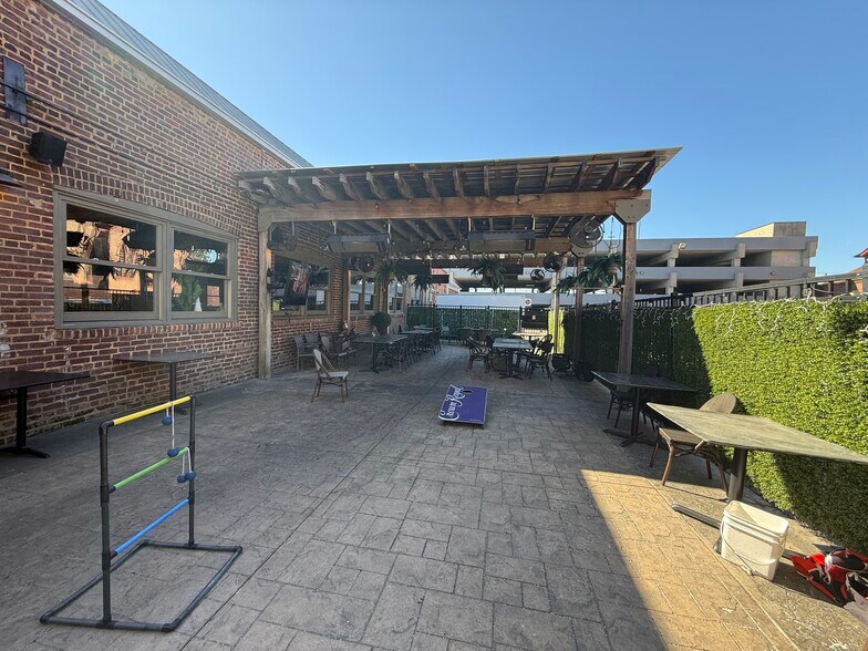 More Photos Of 1621-1623 Main St, Columbia Storefront For Sale