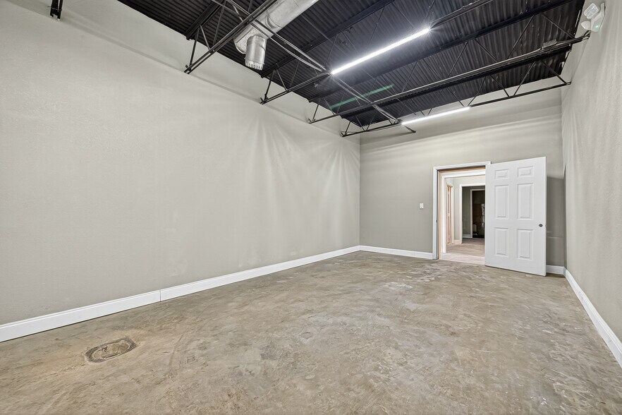 More Photos Of 13001-13011 Fondren Rd, Houston Unknown For Lease
