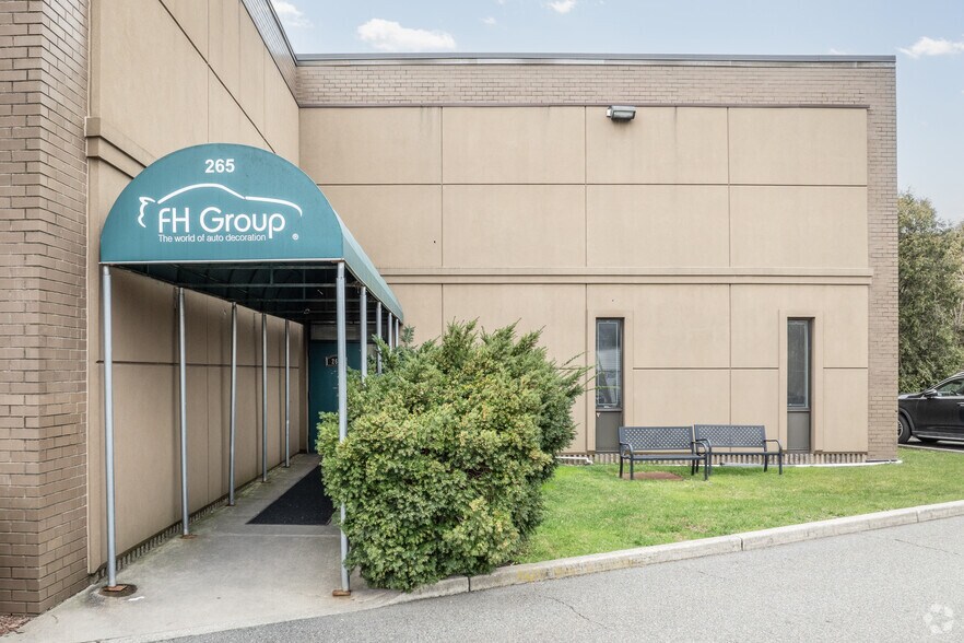 More Photos Of 245-275 Secaucus Rd, Secaucus Warehouse For Lease