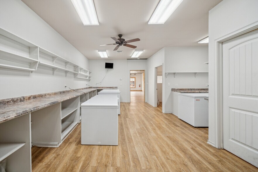 More Photos Of 119 N Broadway, Coweta General Retail For Sale