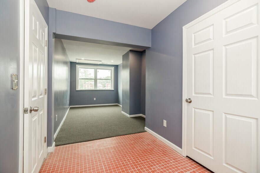 More Photos Of 250 Warren St, Beverly Storefront Retail Residential For Sale