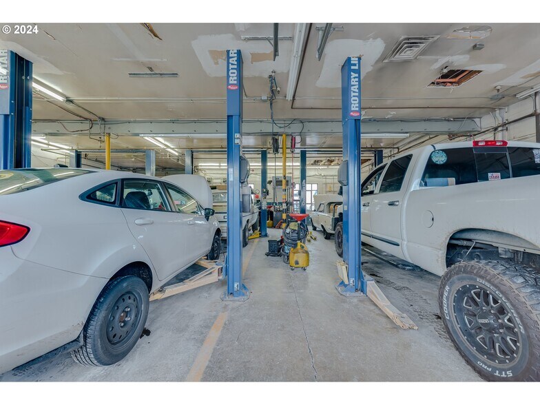 More Photos Of 22024 S Beavercreek Rd, Beavercreek Auto Repair For Sale