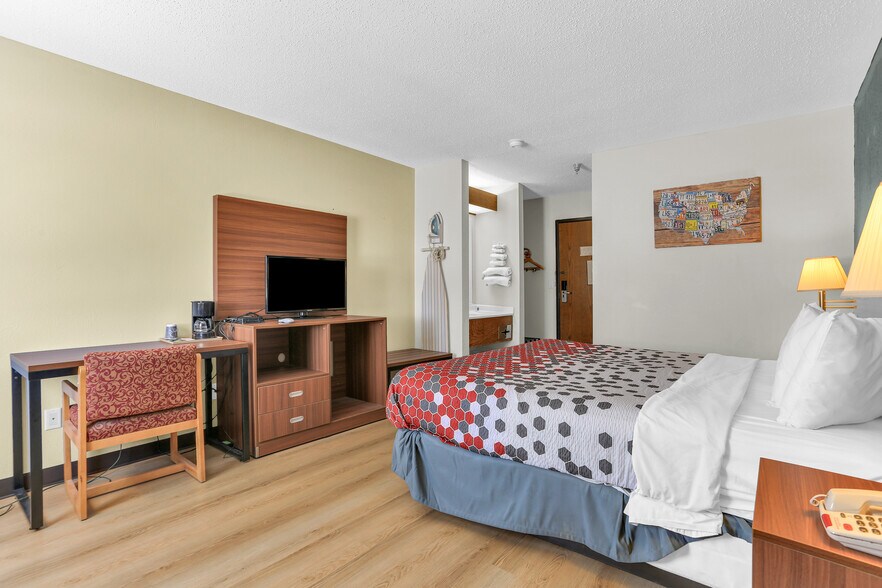 More Photos Of 630 W Main St, El Paso Hotel For Sale