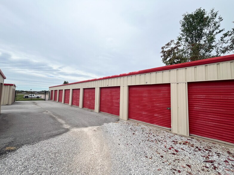 More Photos Of 1342 N Robin St, Nixa Self Storage For Sale