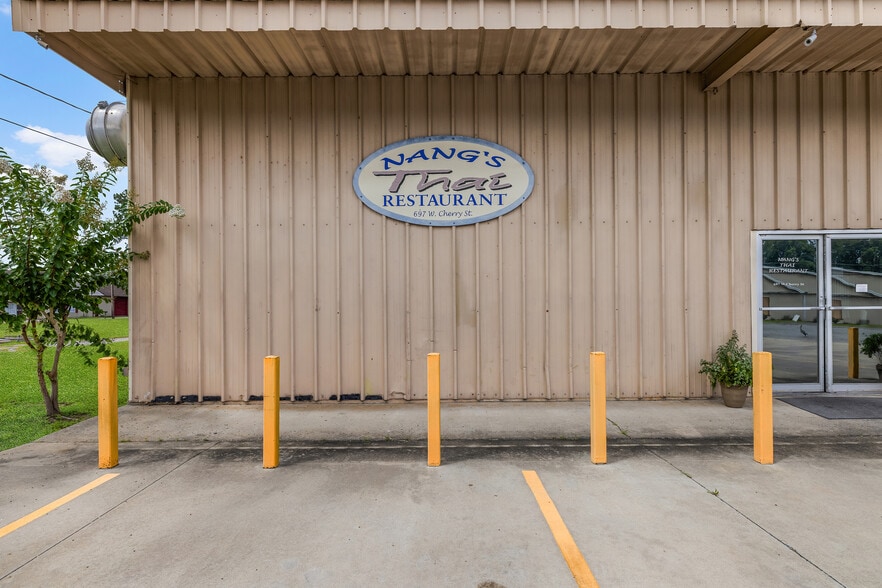 More Photos Of 697 W Cherry St, Jesup Restaurant For Sale