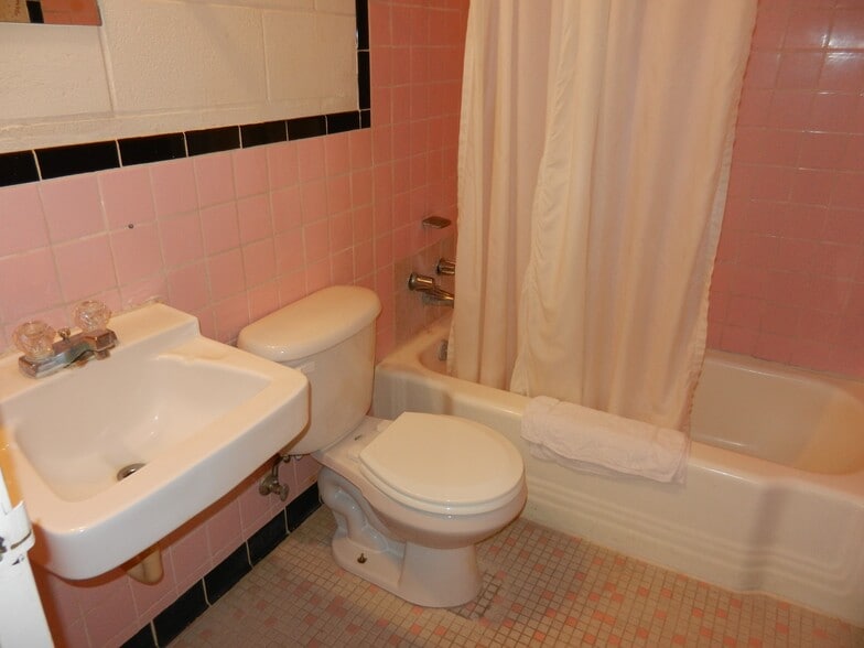 More Photos Of 14000 E Business 40 St, Mclean Hotel For Sale