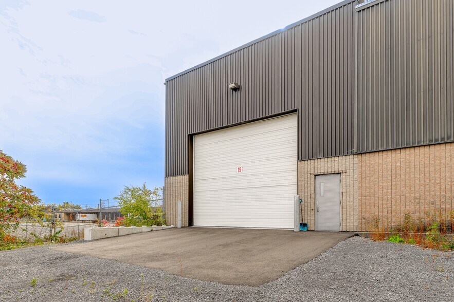 More Photos Of 1660-1700 Boul Hymus, Dorval Warehouse For Sale