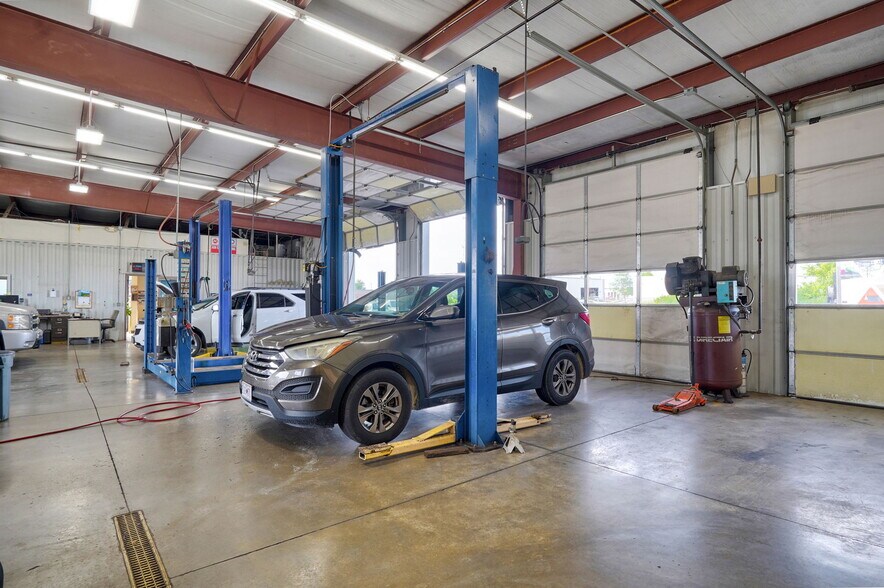 More Photos Of 2140 W Sunset St, Springfield Industrial For Sale