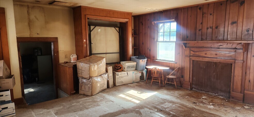 More Photos Of 303 W Trade St, Dallas Office For Sale