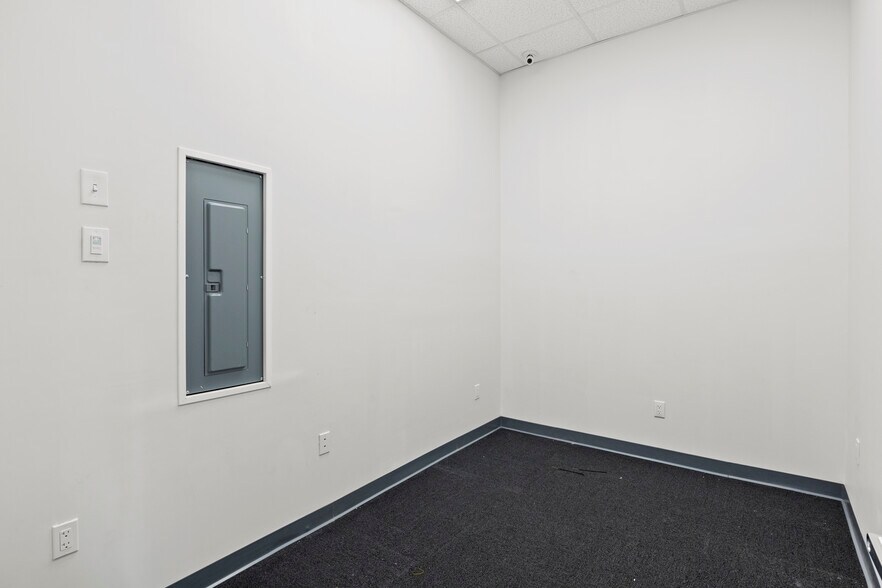 More Photos Of 71 Forest Ave, Glen Cove Storefront Retail Office For Lease