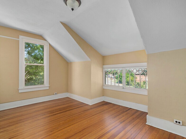 More Photos Of 99 Walnut St, Waynesville Office Residential For Sale