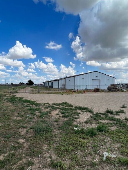 More Photos Of 1051 N Price Rd, Pampa Warehouse For Lease