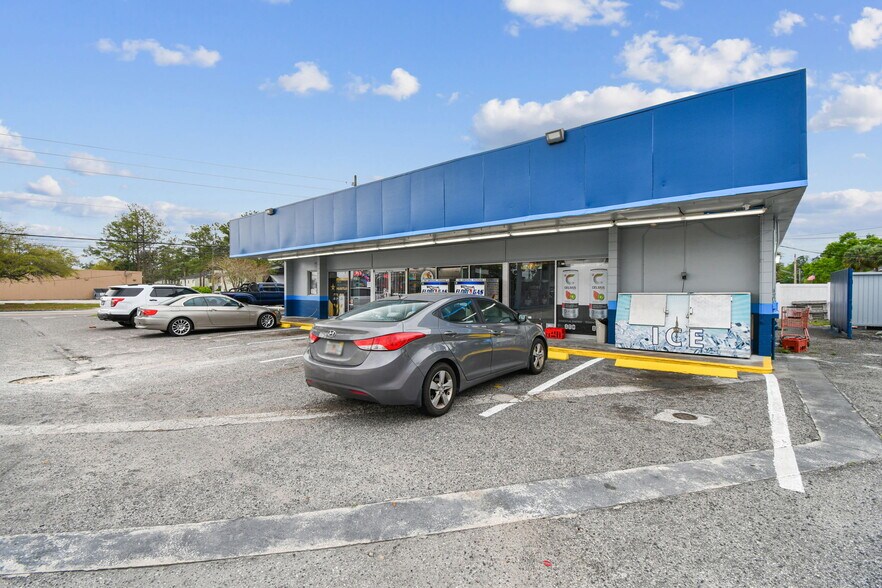 More Photos Of 5676 University Blvd W, Jacksonville Convenience Store For Sale